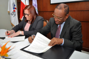 El viceministro Arismendy Bautista, en representación del ministro de Trabajo, José Ramón Fadul, y la ministra de la Mujer, Janet Camilo, firmaron el acuerdo sobre el mercado laboral (Foto fuente externa).