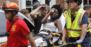 Una mujer herida llora mientras es trasladada en una camilla después de que un automovilista blanco atropelló a un grupo de manifestantes en Charlottesville, Virginia