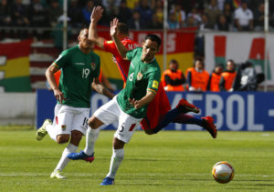 Jugadores de la selección de Bolivia (uniforme verde) en el choque contra Chile. (AP Photo/Juan Karita)