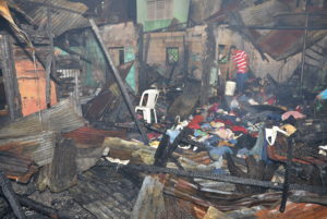Incendio destruye cuatro casas en San Carlos (foto Romelio Montero)