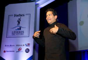 Ismael Cala expone en la celebración del evento de Forbes 