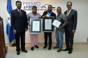 Ricardo flete (centro-izquierda), el primer lugar al fotógrafo Onelio Domínguez, del Listín Diario (centro) y una mención a Danny Enrique Polanco (centro-derecha).