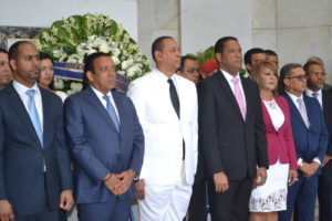 El superintendente de Bancos, Luis Armando Asunción, acompañado por funcionarios durante la Ofrenda Floral.