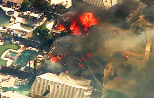 Incendios consumen una zona residencial en Santa Rosa, California, el lunes 9 de octubre del 2017. (KABC-TV via AP)