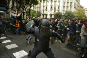 Más de 460 heridos por operativo policiaco contra referendo en Barcelona (AP Photo/Manu Fernandez)