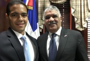 El vicepresidente nacional de la juventud del Partido Revolucionario Dominicano (JRD), Edward Hidalgo, junto al presidente del PRD, Miguel Vargas.