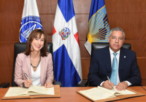 El ministro de Hacienda, Donald Guerrero Ortiz, junto a la representante del Banco Interamericano de Desarrollo en el país, Flora Montealegre, durante la firma del préstamo.