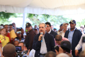Presidente Danilo Medina habla con comunitarios de Las Matas de Farfán
