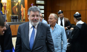 Extitular del MOPC, Víctor Díaz Rúa, y el empresario Ángel Rondón durante una audiencia del caso odebrecht.