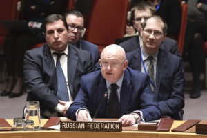 En esta fotografía proporcionada por las Naciones Unidas puede verse al embajador de Rusia ante la ONU, Vasily Nebenzya, durante una reunión del Consejo de Seguridad el viernes 17 de noviembre de 2017 en la sede de la ONU. (Evan Schneider/Naciones Unidas vía AP)
