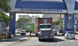 Autoridad Portuaria. Camiones sacan mercancía del puerto de Haina. Foto de archivo Kelvin Mota