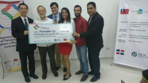Ganadores de Reto Emprendedor La Vega reciben premio.
