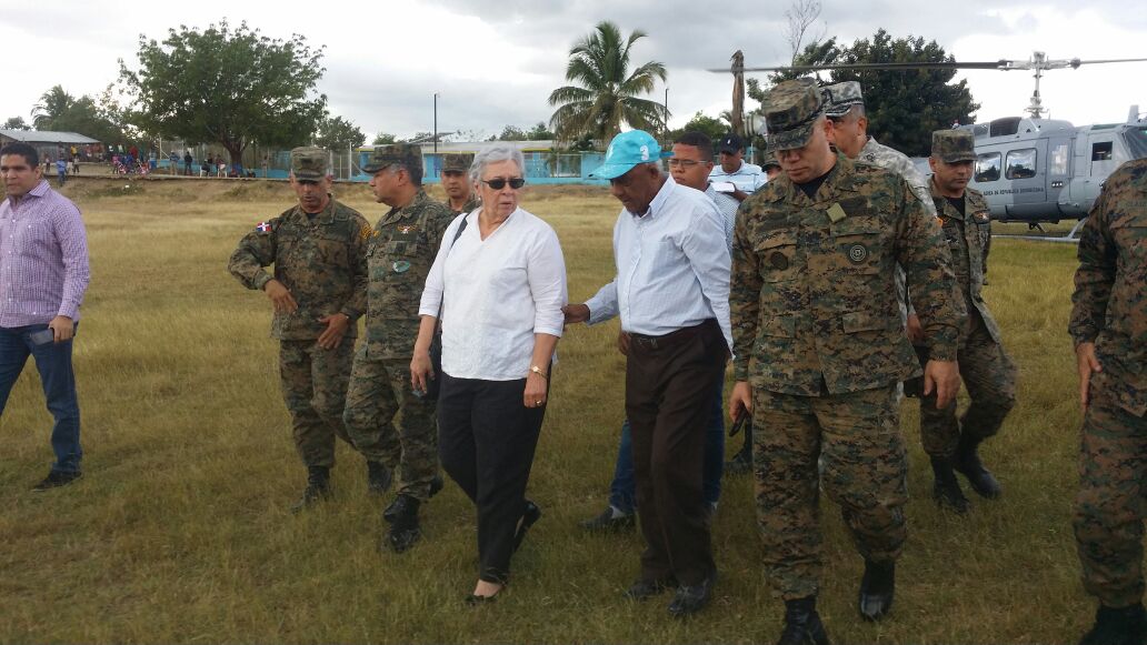 El teniente general Rubén Darío Paulino Sem y Altagracia Guzmán Marcelino, hicieron descenso Guayayuco y conversaron con dirigentes comunitarios sobre las intoxicaciones con clerén.