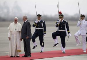 El papa Francisco es recibido por el presidente peruano Pedro Pablo Kuczynski a su llegada al aeropuerto internacional de Lima, Perú, el jueves 18 de enero de 2018. (AP Foto/Martin Mejia)