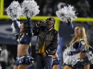 En esta foto del 6 de enero del 2018, Snoop Dogg actúa con las porristas de los Rams de Los Angeles durante el medo tiempo de un partido de la NFL contra los Falcons de Atlanta en Los Angeles. (AP Foto/Mark J. Terrill, Archivo)