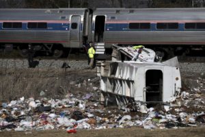 Tren que llevaba a decenas de legisladores republicanos a una conferencia chocó contra un camión en Virginia