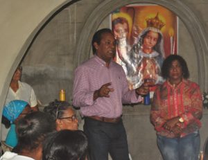 Zorrilla Ozuna en la capilla en “El Enjuagador” en municipio Guerra