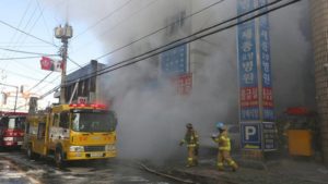 Bomberos trabajan mientras el humo sale de un hospital e Miryang, Corea del Sur, el viernes 26 de enero de 2018. (Kim Dong-mi/Yonhap via AP)