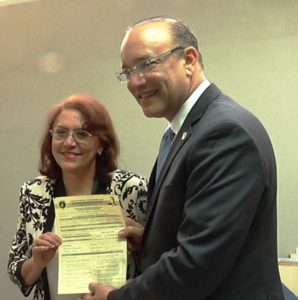 Ulises Rodríguel al momento de inscribirse como candidato a vicepresidente nacional del PRM