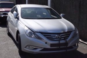 Hyundai, modelo Sonata Y20, color gris, año 2013, que fue reportado robado.