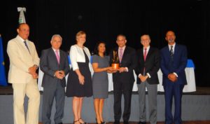 Noldis Naut Suberví, directora del Hospital Hugo Mendoza, recibe Gran Premio Nacional a la Calidad del sector público 2017