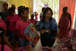 Más de 40 niñas del Hogar Madelaes reciben juguetes por parte del Inavi