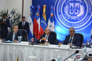 José Rodríguez Zapatero, presidente Danilo Medina y canciller Miguel Vargas durante el diálogo (foto de archivo)