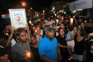 Moradores del sector Enriquillo Herrera marchan exigiendo justicia  por asesinato de un joven