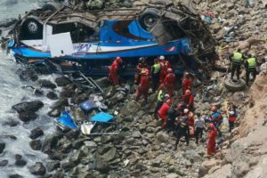 Perú. El autobús interprovincial cayó a un abismo tras chocar con un camión frente a la costa peruana en el Pacífico y 36 personas murieron