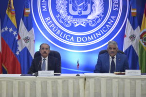 El presidente Danilo Medina y el canciller Miguel Vargas tras la ronda diálogo de Venezuela
