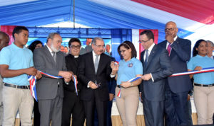 Presidente Danilo Medina corta la cinta y entrega un nuevo centro educativo en SDE
