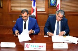 El contrato fue firmado por el Tesorero Nacional, Alberto Perdomo Piña y Luis Bencosme, presidente ejecutivo de CardNET