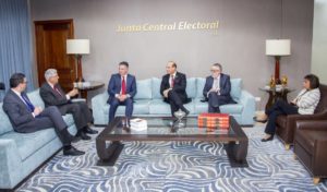 El presidente de la Junta Central Electoral (JCE), Julio César Castaños Guzman, junto a directivos del Conep.
