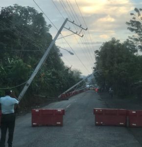 Postes derribados tras deslizamiento de tierra en tramo Puerto Plata Navarrete