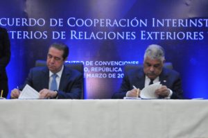 Francisco Javier Garcia y Miguel Vargas suscribieron el acuerdo durante un acto realizado en el Centro de Convenciones del Mirex.