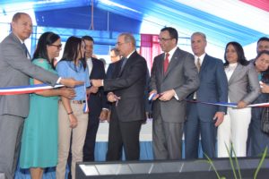 Presidente Medina entrega dos modernos centros educativos en La Vega