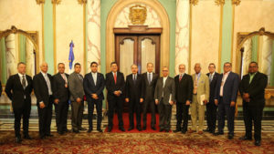 Presidente Danilo Medina escucha necesidades de comisión de La Vega.