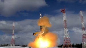 Esta imagen de un video proporcionado por el servicio de prensa del Ministerio de Defensa de Rusia muestra al misil balístico intercontinental Sarmat despegando durante un lanzamiento de prueba desde la plataforma de lanzamiento Plesetsk, en el noroeste de Rusia, el viernes 30 de marzo del 2018. (Servicio de prensa del ministerio de Defensa de Rusia via AP)