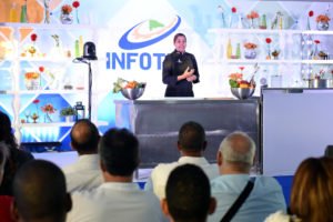 María Marte se dirige al público en Cooking Show celebrado en Higüey