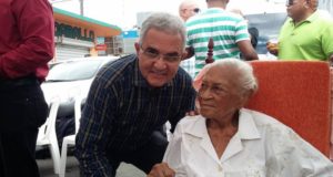 Carlos José Rosario, junto a su madre Mercedes Zorrilla de Rosario