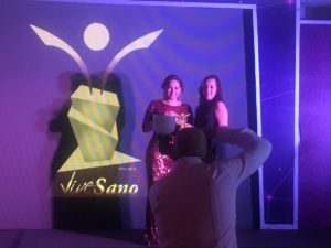 María Teresa Morel al recibir el Premio “Vive Sano”, en el renglón Periodismo de Salud