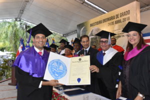 El rector Iván Grullón Fernández entrega el tìtulo al graduando de mayor indice académico con una puntuación de 93.8, Juan Antonio Lazala Hernàndez de la carrera de Psicología Clìnica. Se graduaron mil 148 nuevos profesionales