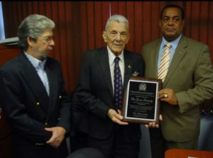  Foto de archivo de un acto de reconocimiento realizado en Puerto Rico en  el año 2011 al piloto Tirso García, hijo del pionero de la aviación civil en República Dominicana, Zoilo Hermógenes García.