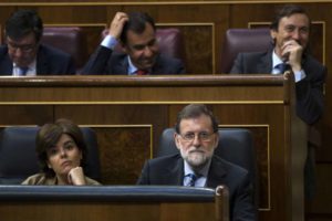 El presidente de gobierno español Mariano Rajoy (abajo a la derecha) y la vicepresidenta Soraya Sáenz de Santamaría en el parlamento en Madrid el 23 de mayo del 2018. (AP Photo/Francisco Seco)