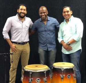 Desde la izquierda Roger Moreta, Luis Mojica y Oliver Moreta, tras concluir la clínica de percusión