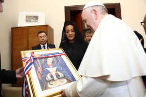 El Papa Francisco recibió de la Primera Dama un cuadro con una réplica de la imagen de la Virgen de La Altagracia,