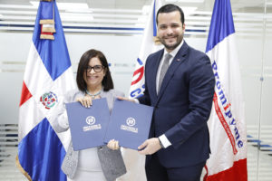 El convenio fue firmado por Rafael Paz Familia, director ejecutivo de Competitividad, y Maira Jiménez Pérez, directora de Banca Solidaria