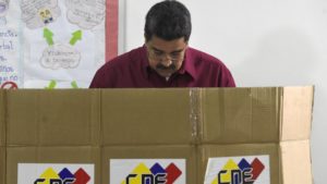 El presidente de venezuela, Nicolás Maduro, ejerce su derecho al voto