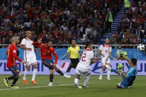 Isco (tercero a la izquierda) anota el primer gol de España en el partido contra Marruecos por el Grupo B del Mundial en Kaliningrado, Rusia, el lunes 25 de junio de 2018. (AP Foto/Manu Fernández)