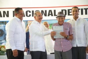 Danilo Medina al momento de la entrega de un título definitivo en Palmar de Ocoa